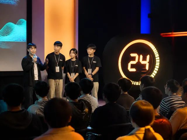 決賽隊伍在台上進行簡報
